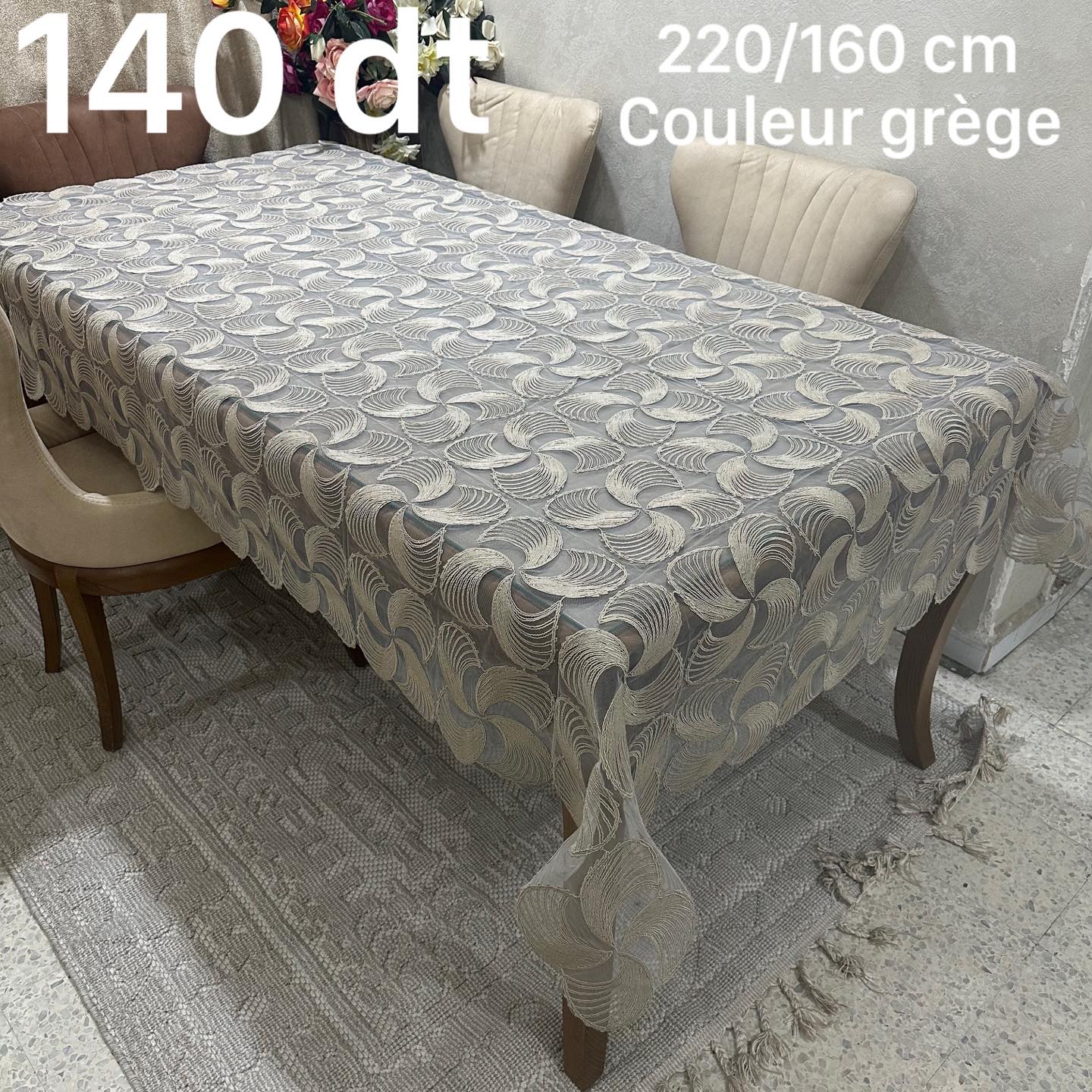 Nappe Élégante avec Dentelle et Broderies – Luxe & Raffinement