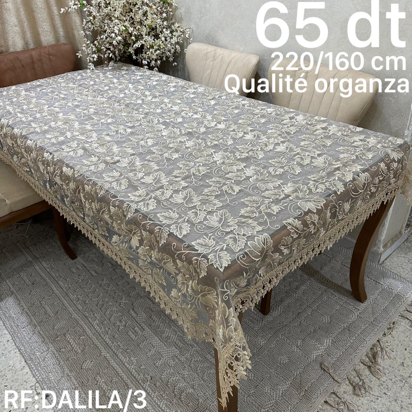 Nappe Élégante avec Dentelle et Broderies – Luxe & Raffinement