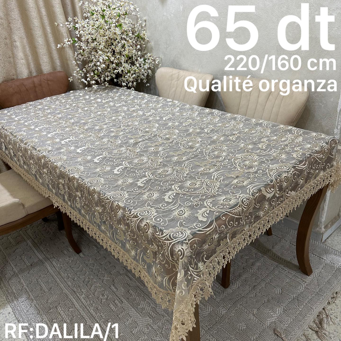 Nappe Élégante avec Dentelle et Broderies – Luxe & Raffinement