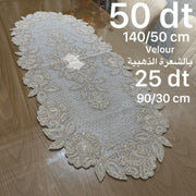 Chemin de table très moderne, confectionné en fils dorés