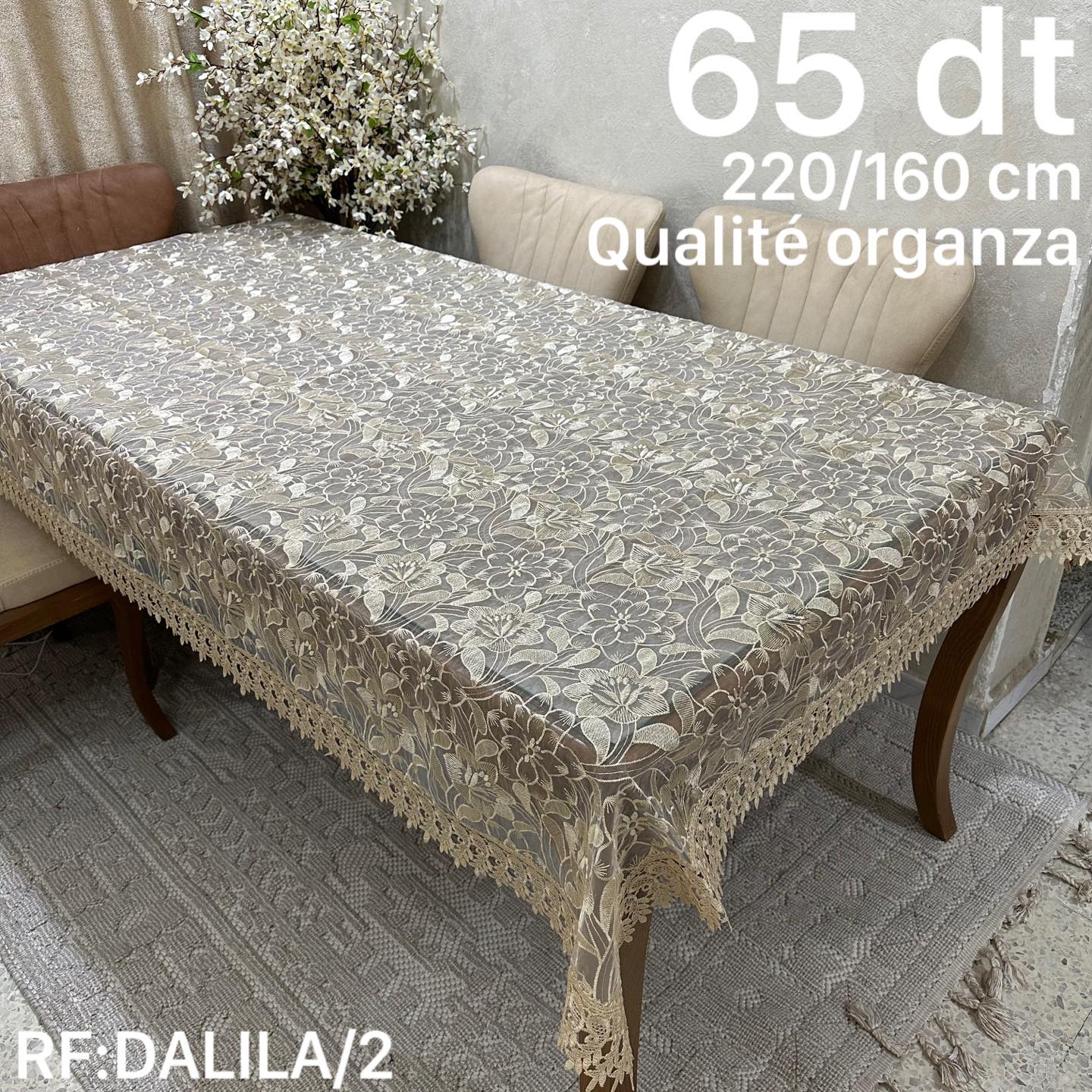Nappe Élégante avec Dentelle et Broderies – Luxe & Raffinement