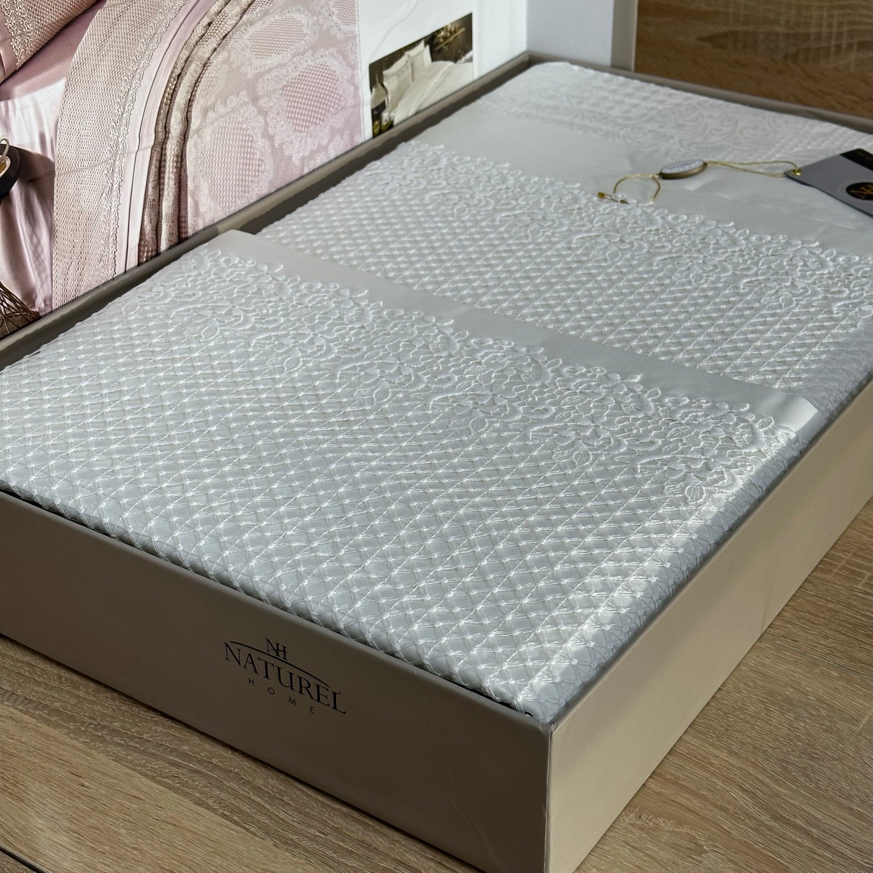 Parure de lit – Coton Satiné brodé, 6 pièces avec coffret élégant