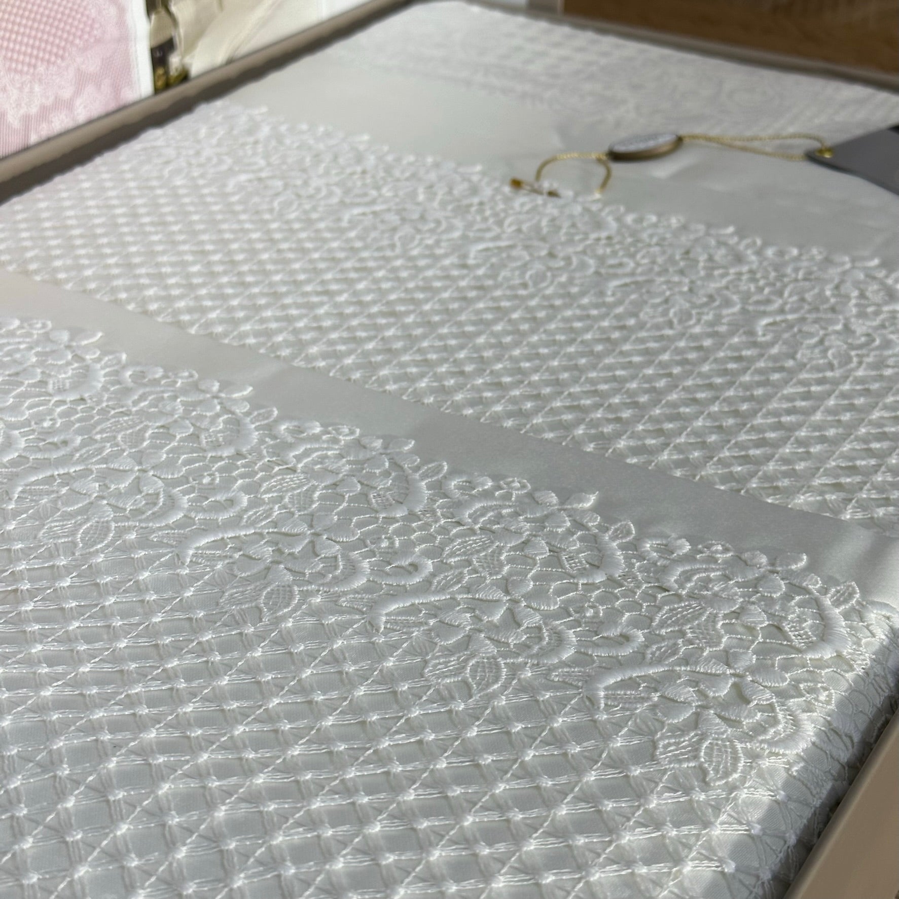 Parure de lit – Coton Satiné brodé, 6 pièces avec coffret élégant