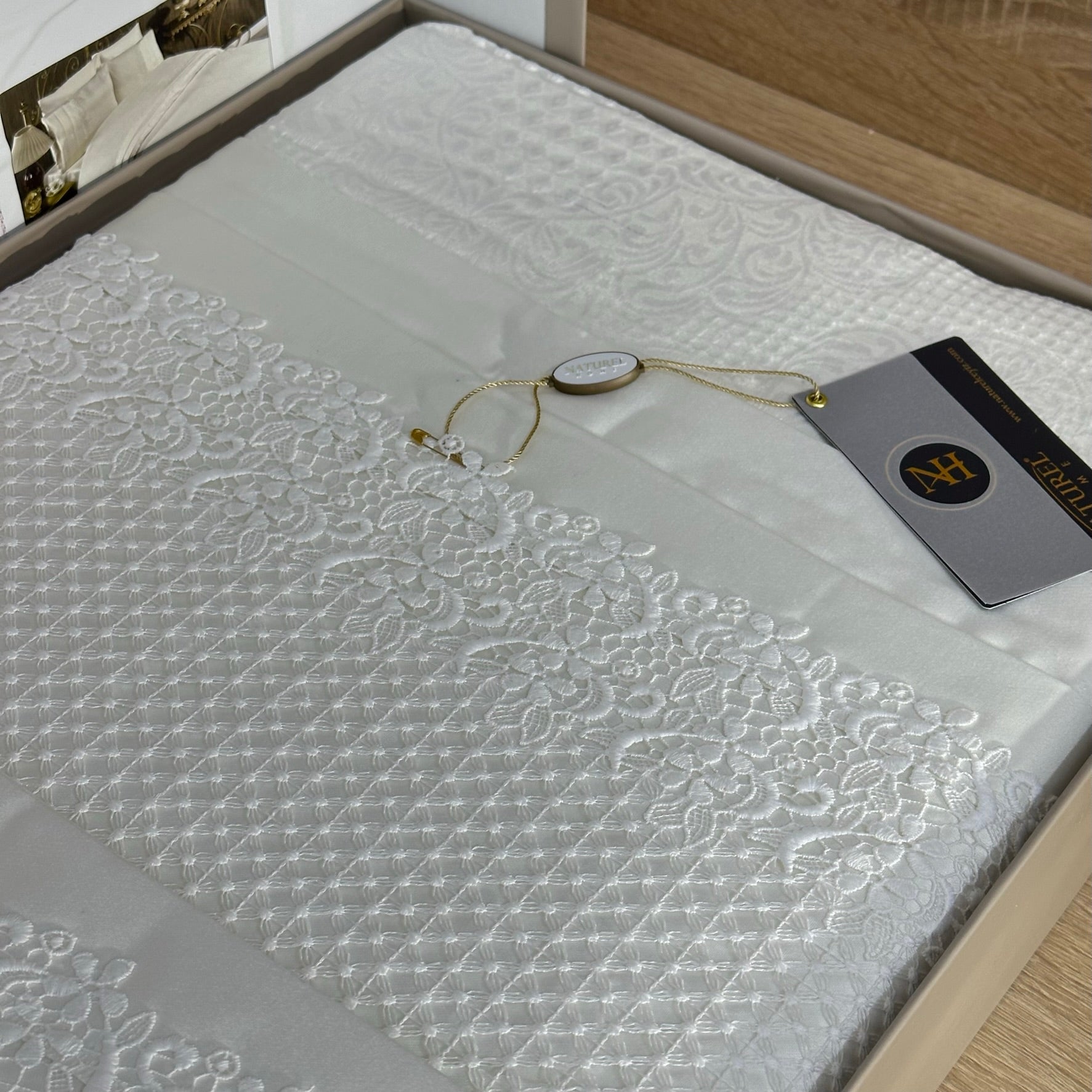 Parure de lit – Coton Satiné brodé, 6 pièces avec coffret élégant
