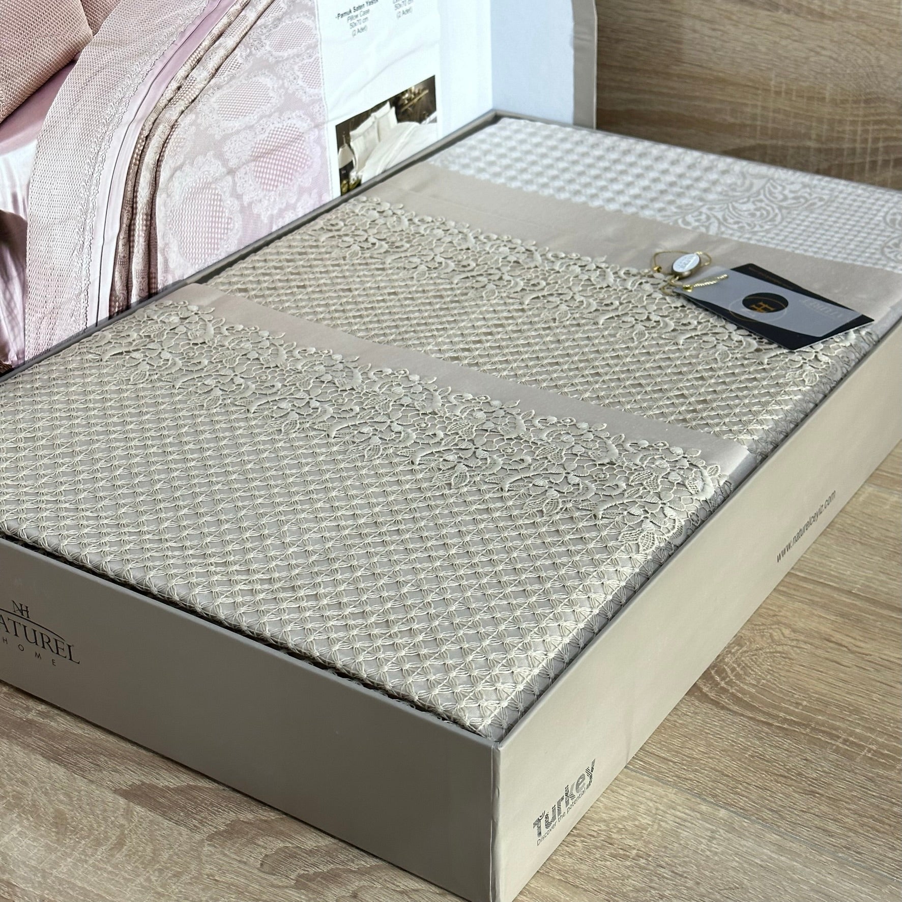 Parure de lit – Coton Satiné brodé, 6 pièces avec coffret élégant