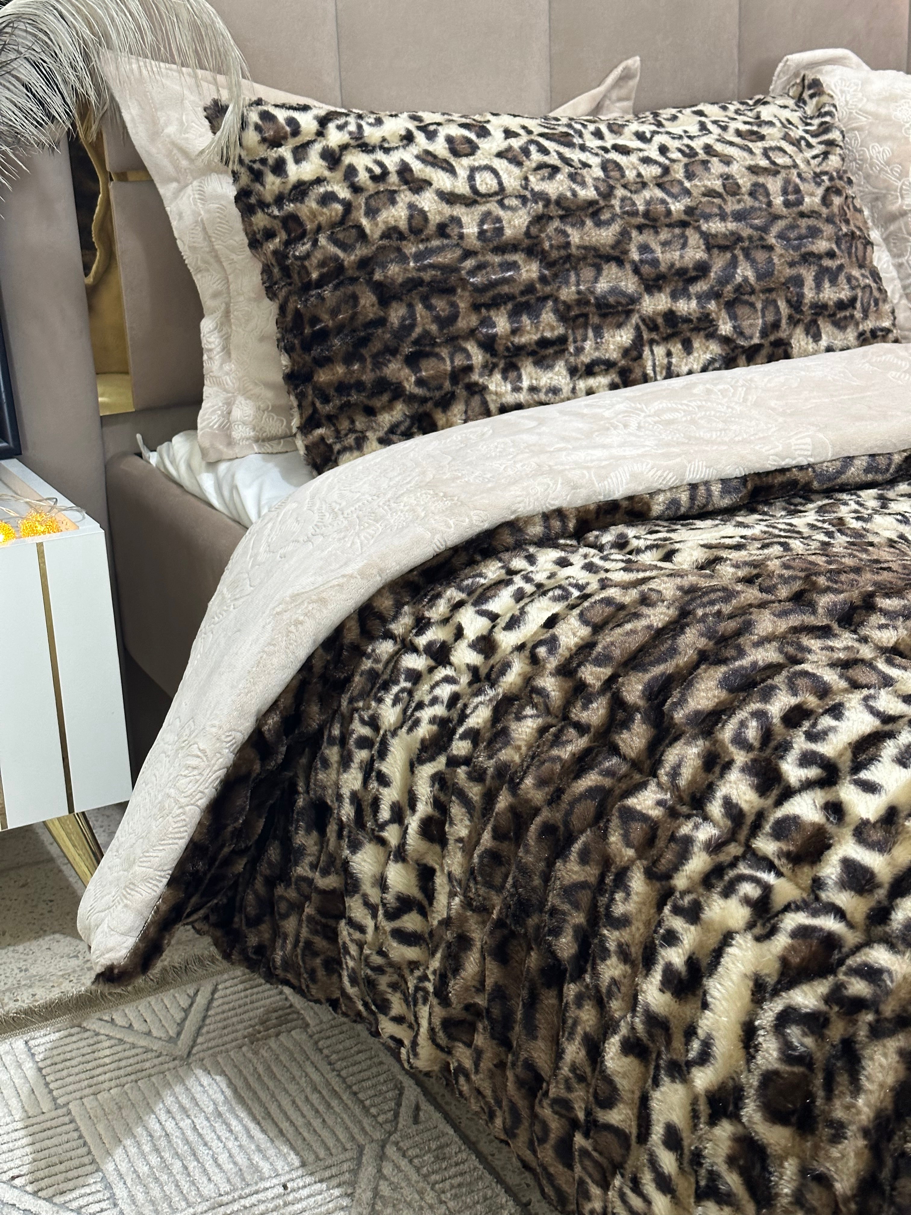 Ensemble Couette 5 Pièces – Design Léopard en Polaire Ultra Douce & Velours Gravé