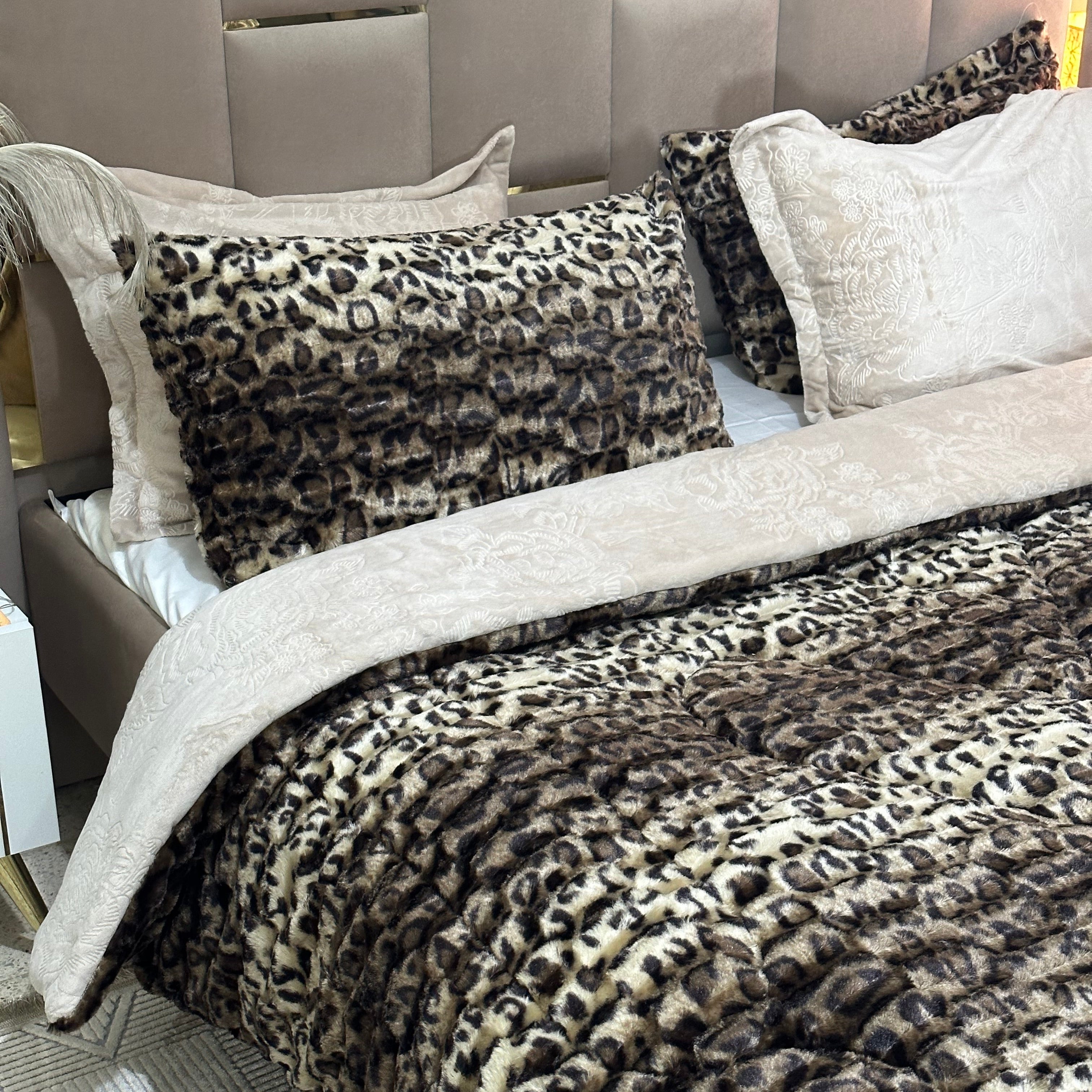 Ensemble Couette 5 Pièces – Design Léopard en Polaire Ultra Douce & Velours Gravé