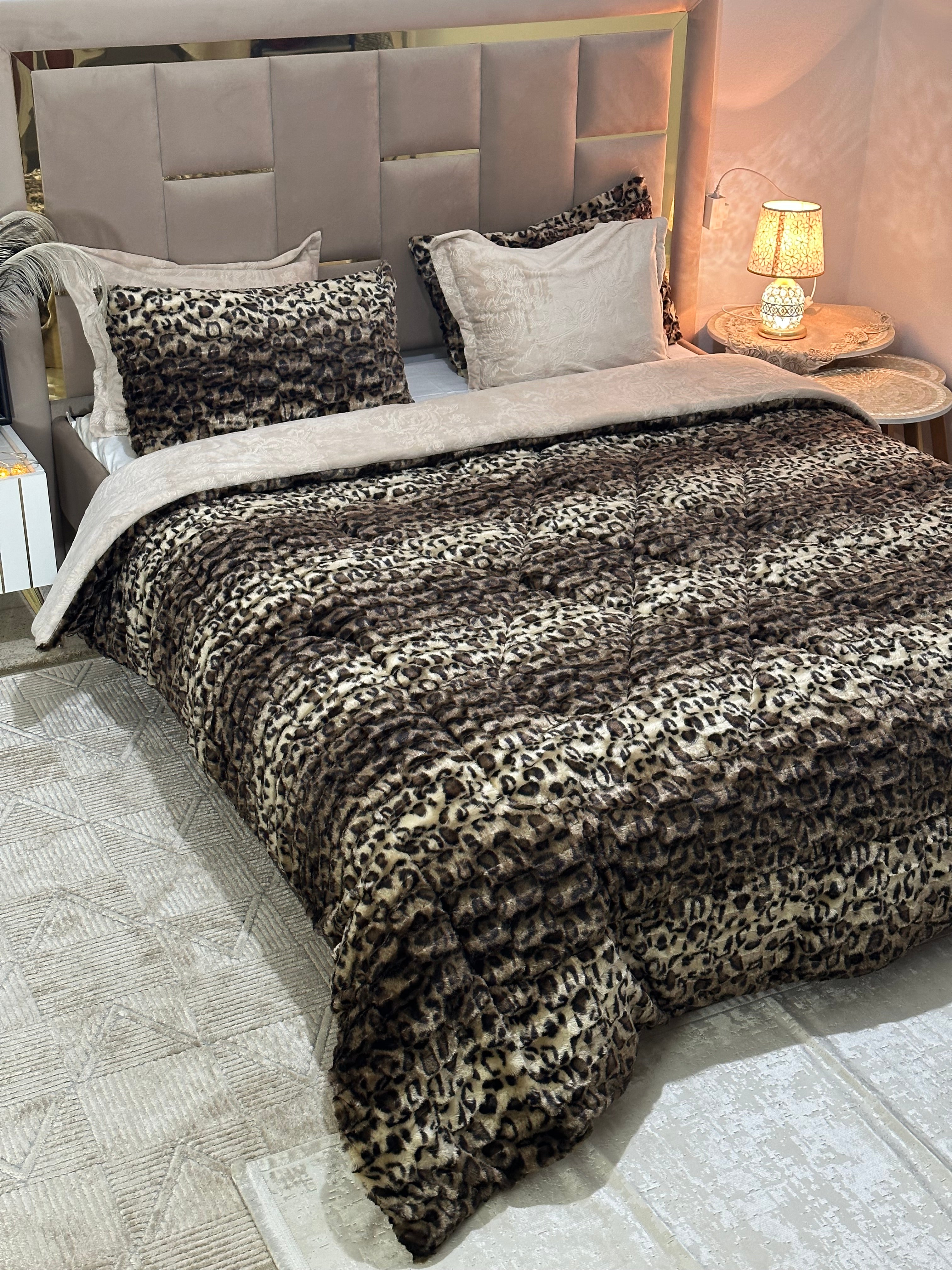 Ensemble Couette 5 Pièces – Design Léopard en Polaire Ultra Douce & Velours Gravé