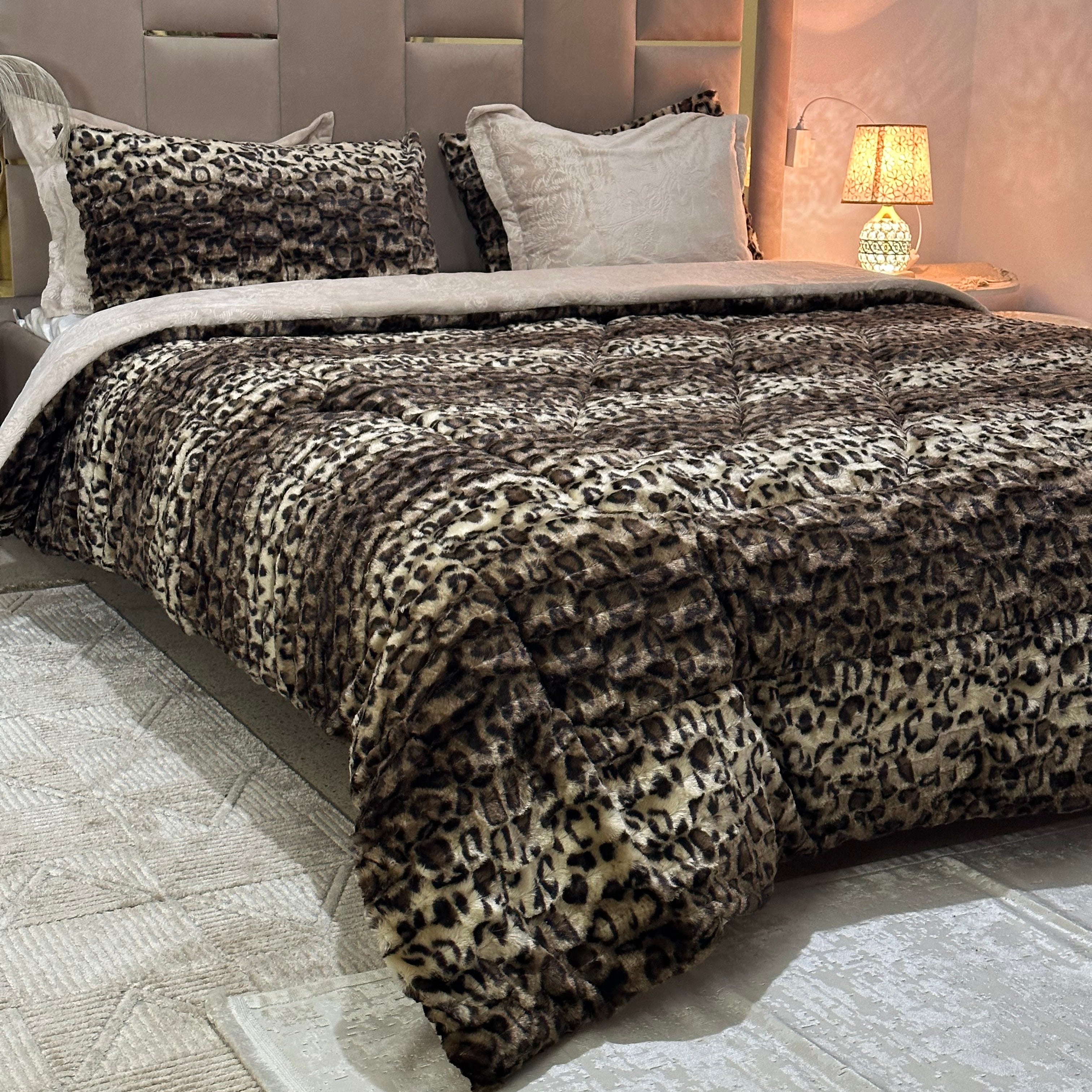 Ensemble Couette 5 Pièces – Design Léopard en Polaire Ultra Douce & Velours Gravé