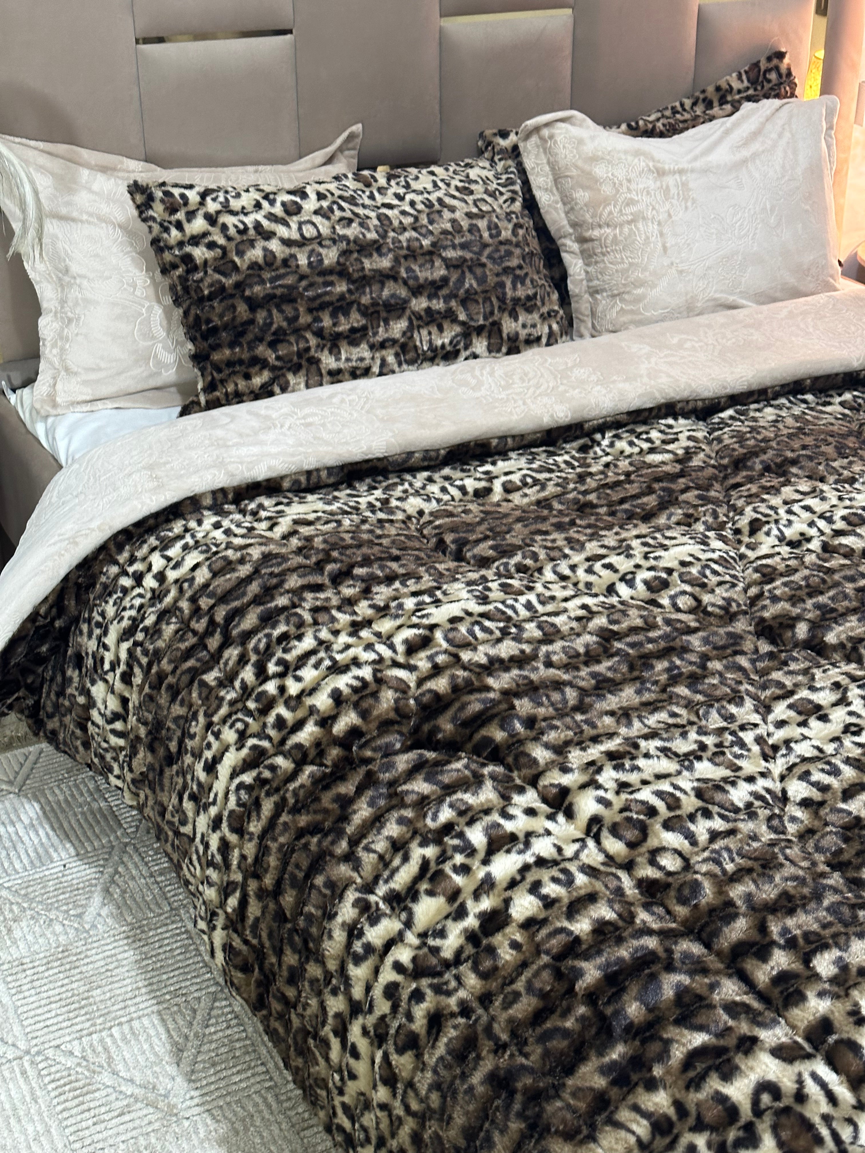 Ensemble Couette 5 Pièces – Design Léopard en Polaire Ultra Douce & Velours Gravé