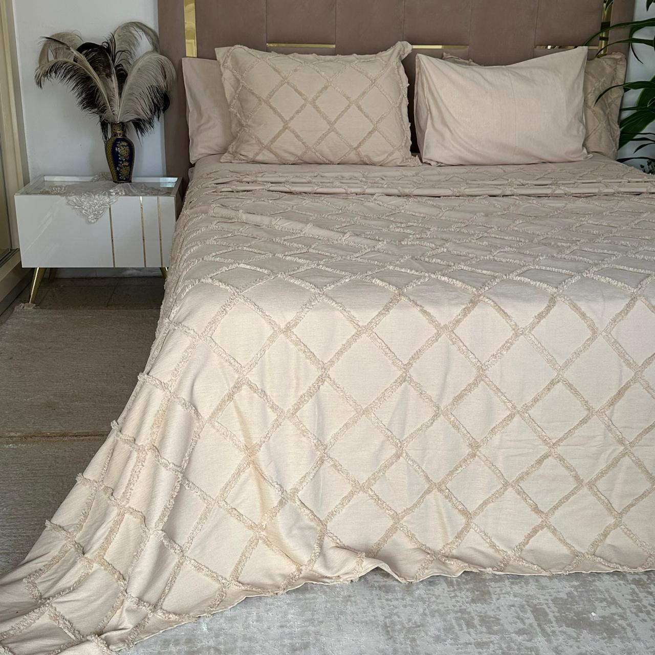 Parure de lit Kamraya Hanemali – Luxe brodé, 6 pièces avec coffret élégant