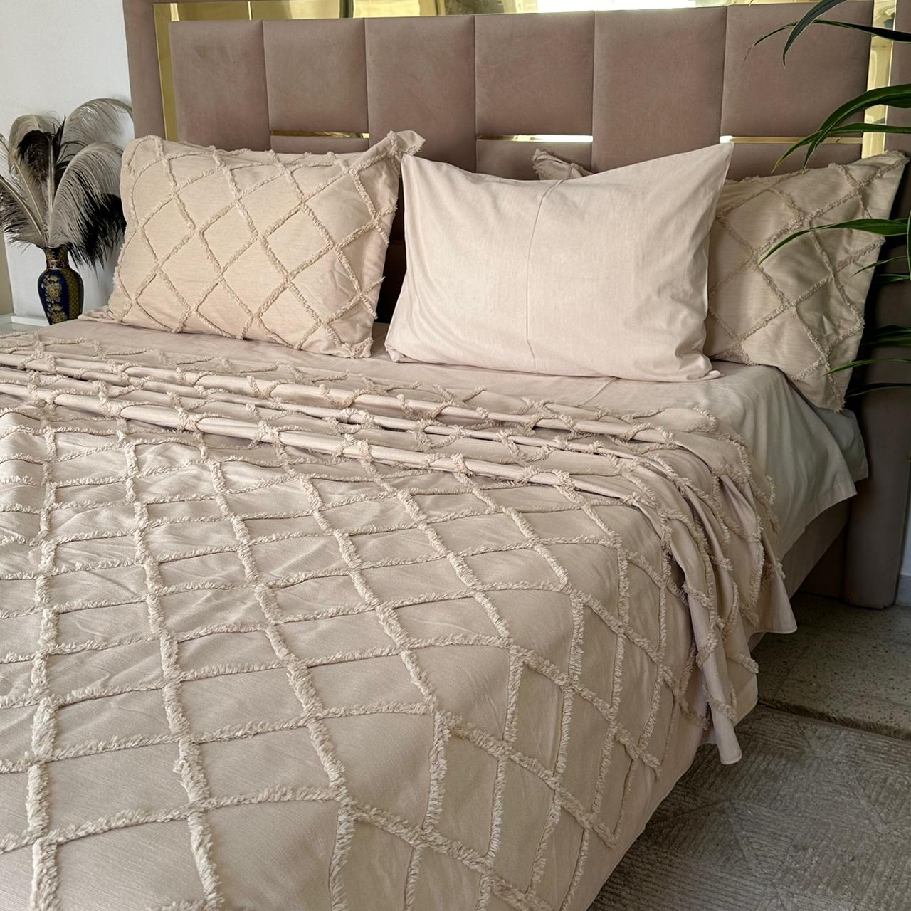 Parure de lit Kamraya Hanemali – Luxe brodé, 6 pièces avec coffret élégant