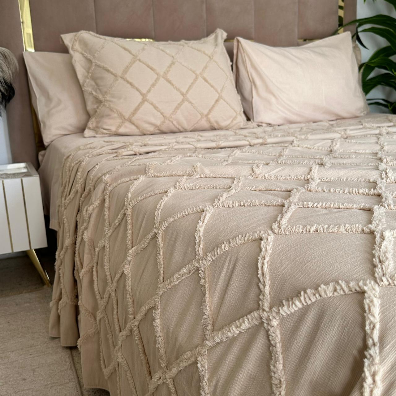 Parure de lit Kamraya Hanemali – Luxe brodé, 6 pièces avec coffret élégant