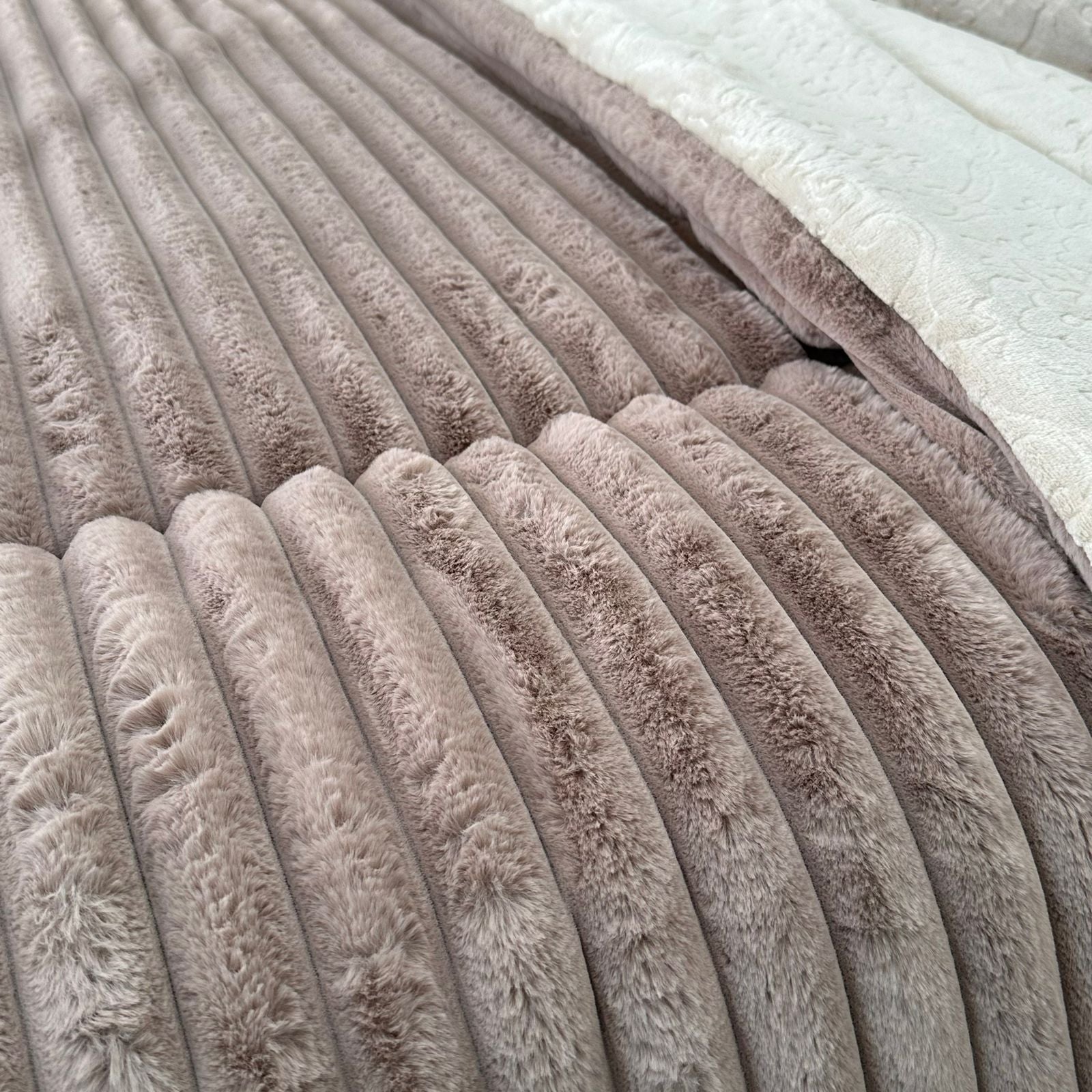 Couette Luxe en Fourrure de Lapin – Fabrication Azyena