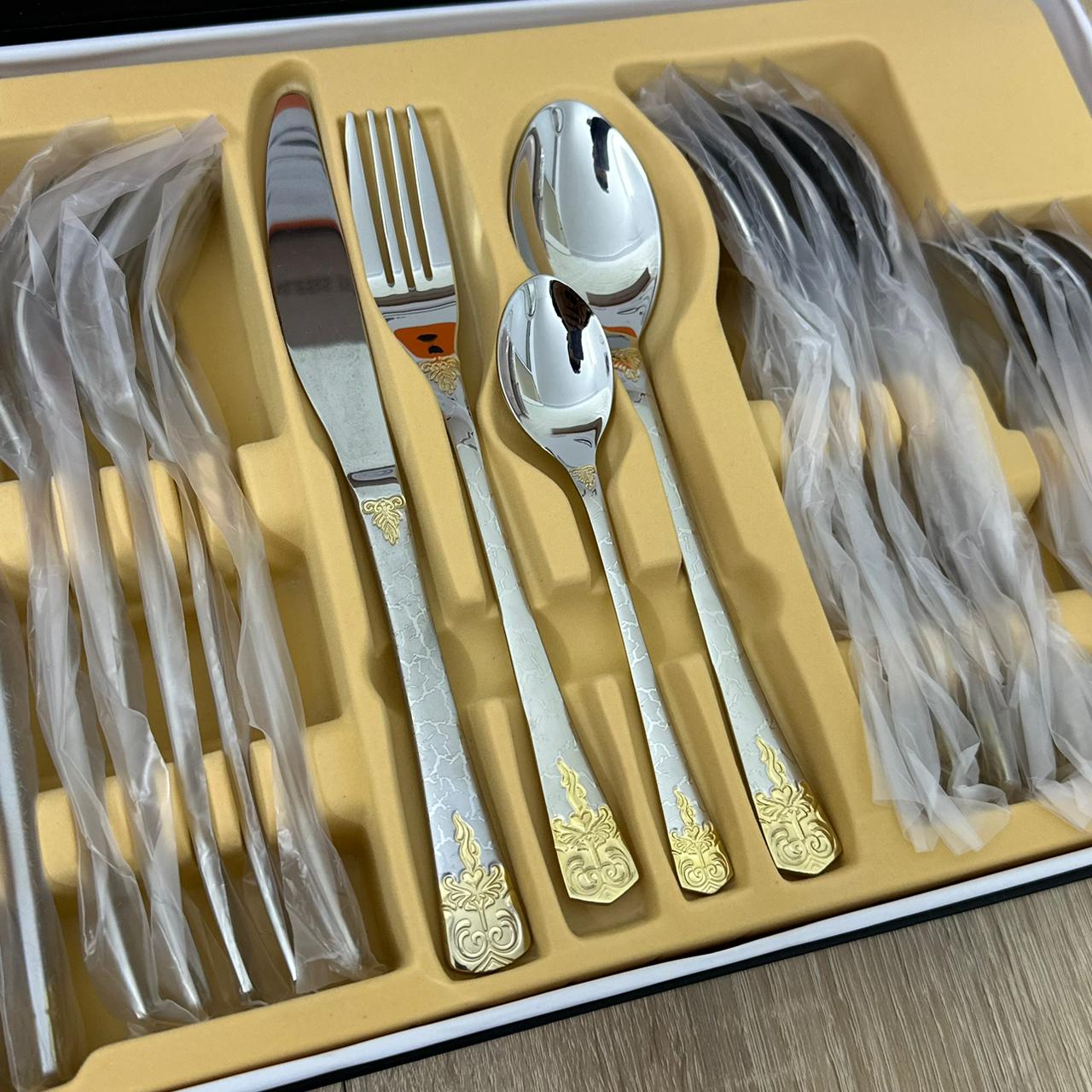 Coffret de Couverts en Acier Inoxydable 24 Pièces