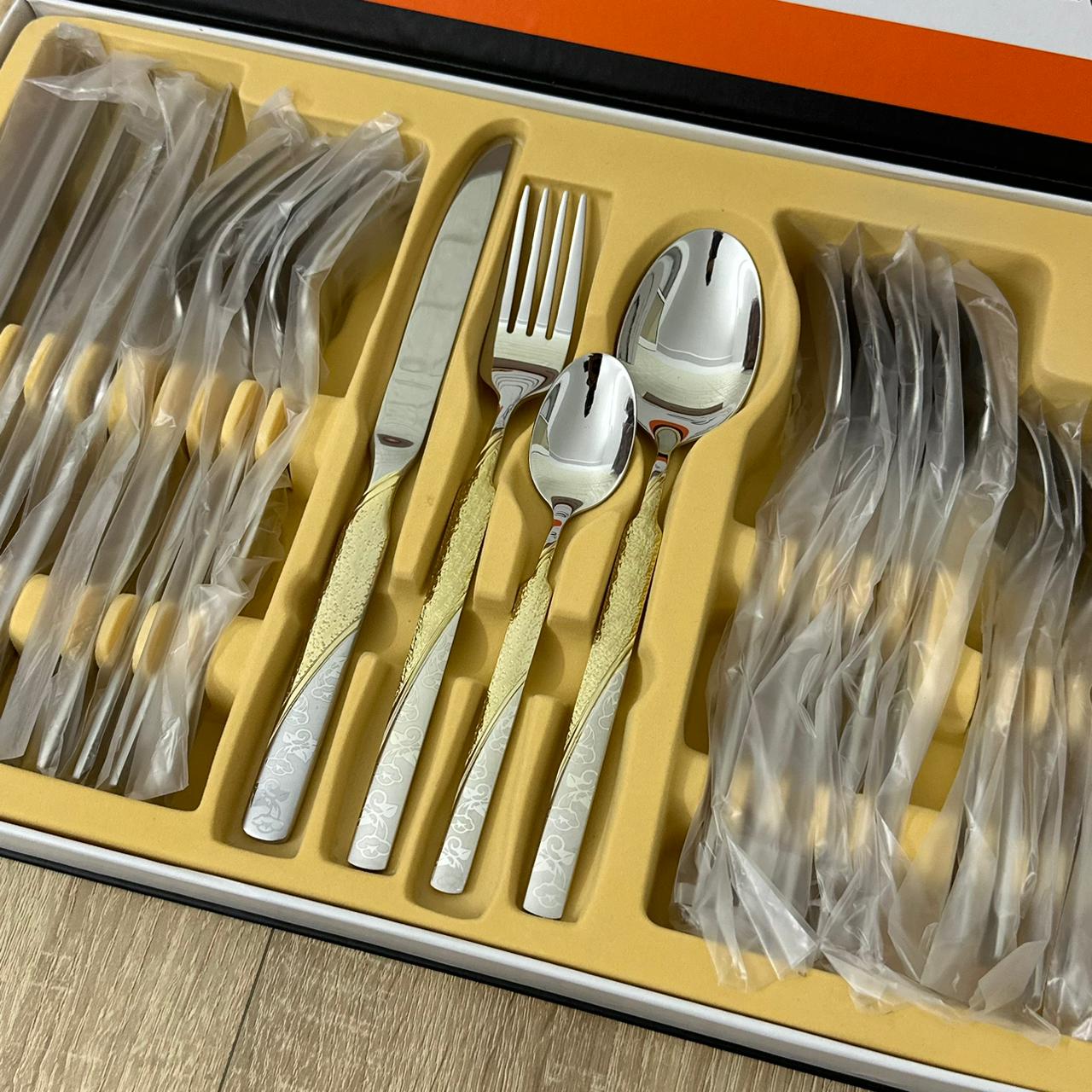 Coffret de Couverts en Acier Inoxydable 24 Pièces