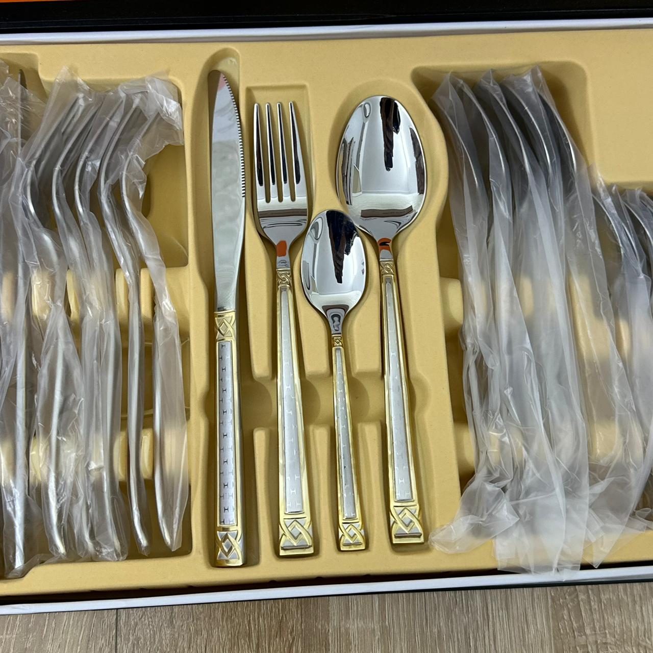 Coffret de Couverts en Acier Inoxydable 24 Pièces