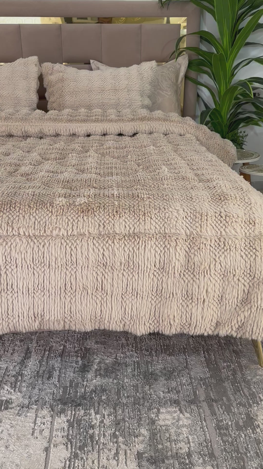 Charger la vidéo : Couette Luxe en Fourrure de Lapin – 5 Pièces