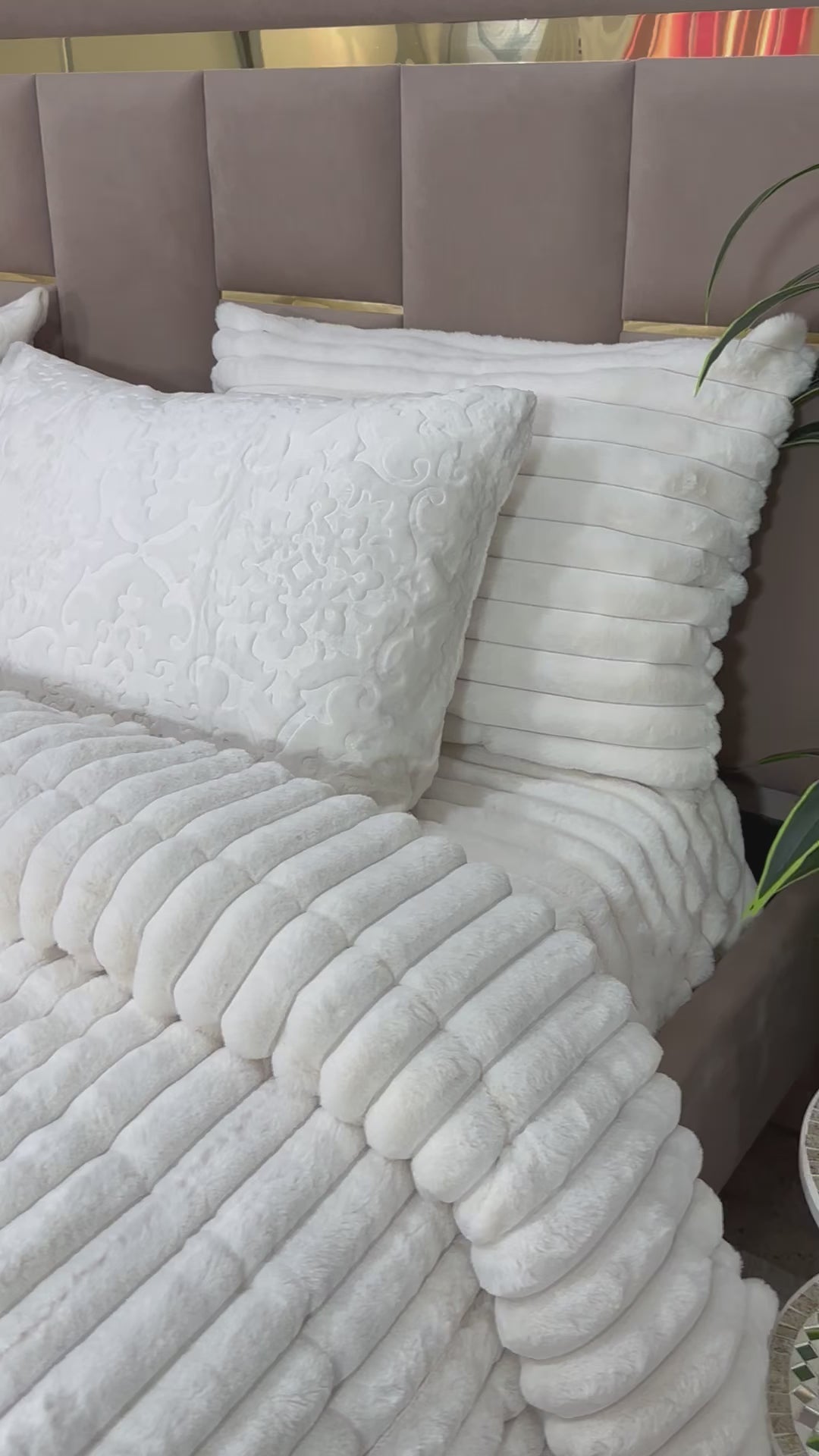 Charger la vidéo : Couette Luxe en Fourrure de Lapin – Fabrication Azyena