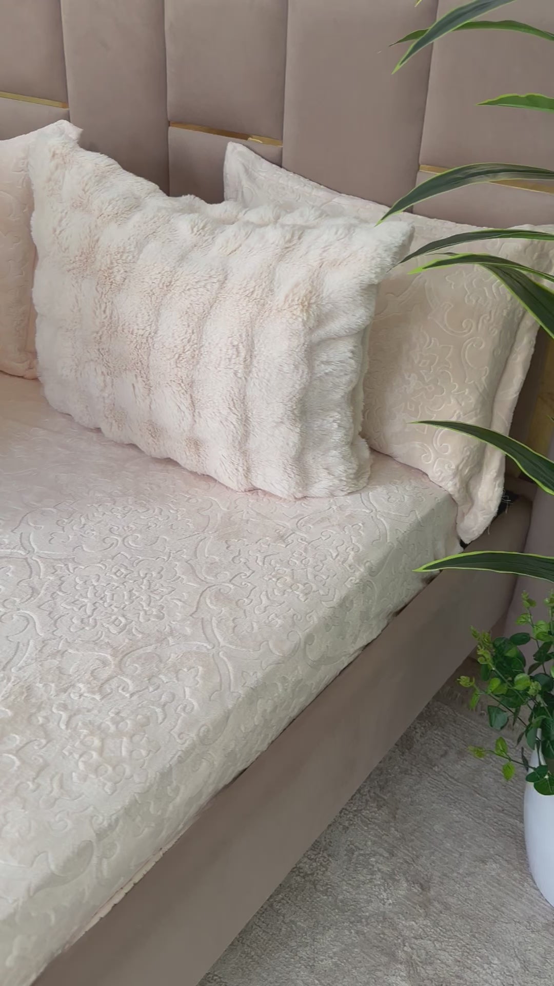 Charger la vidéo : LUX -Ensemble Couette Double face en Fourrure Lapin