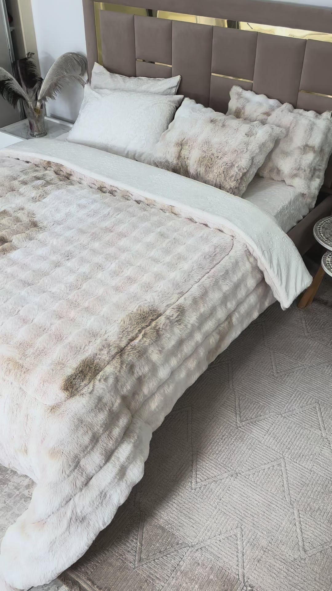 Charger la vidéo : LUX -Ensemble Couette Double face en Fourrure Lapin - tigré blanc