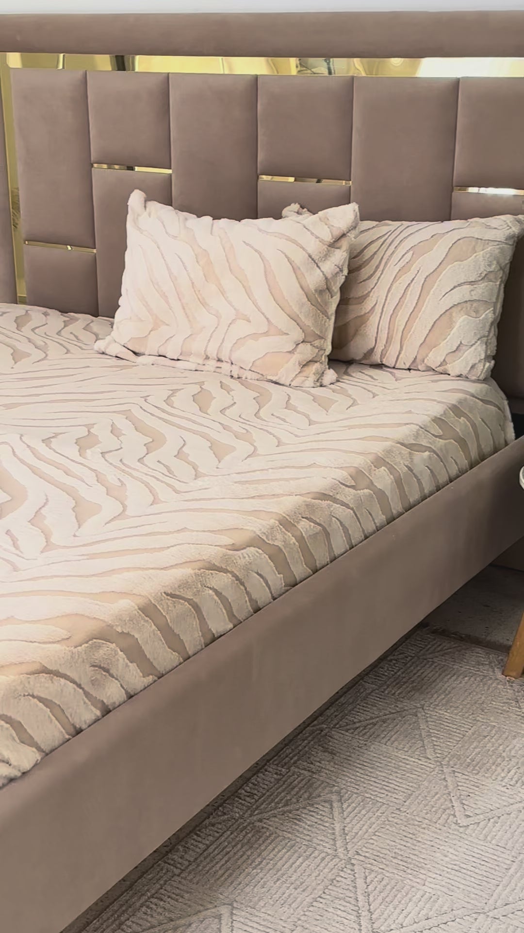 Charger la vidéo : Housse De Matelas Forrure de Lapin