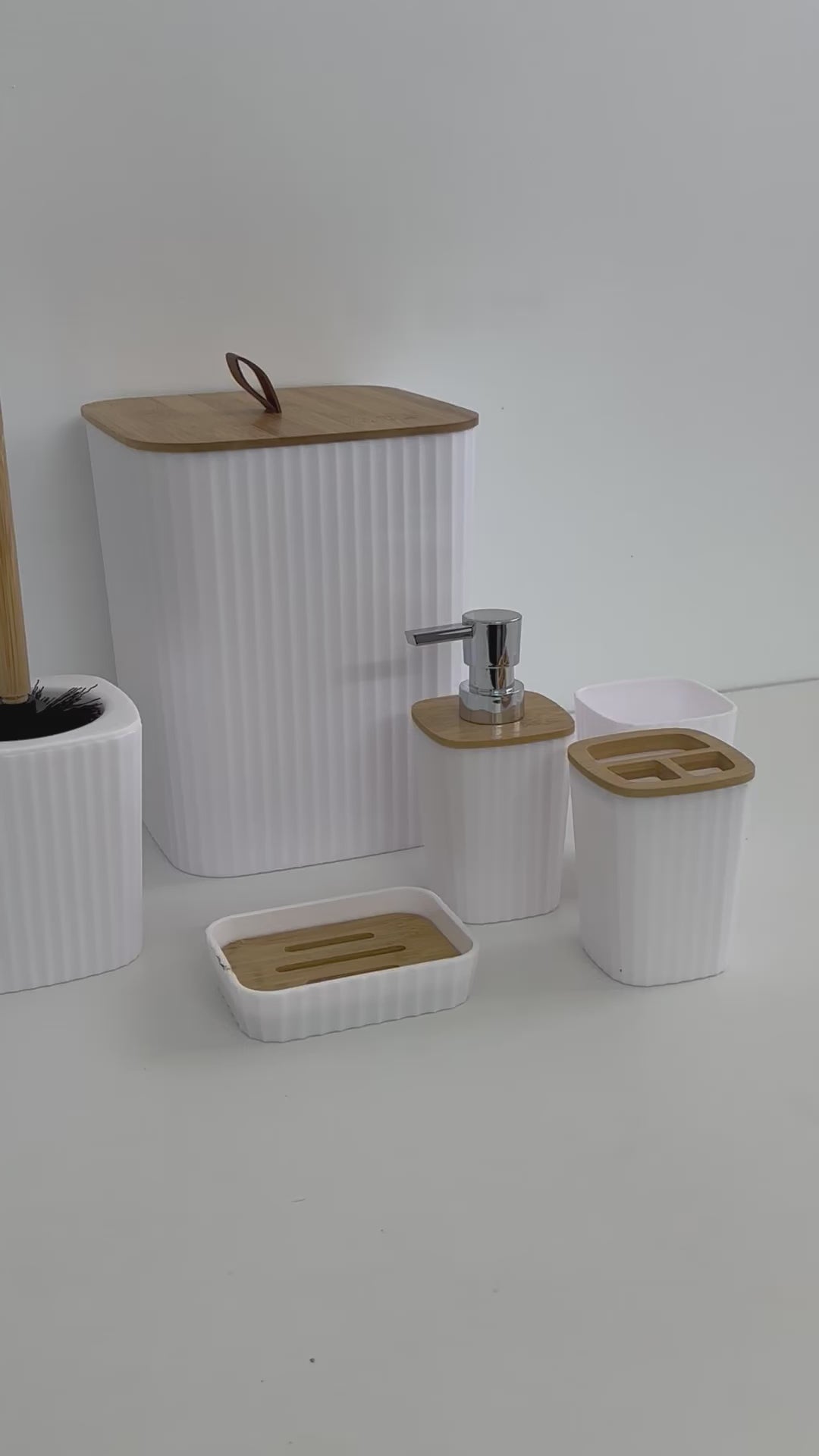 Charger la vidéo : Set d'Accessoires de Salle de Bain 6 en 1 incassable - BLANC