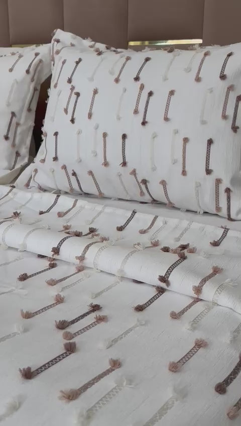 Charger la vidéo : Parure de lit – Coton Kamraya  brodé, 6 pièces avec coffret élégant