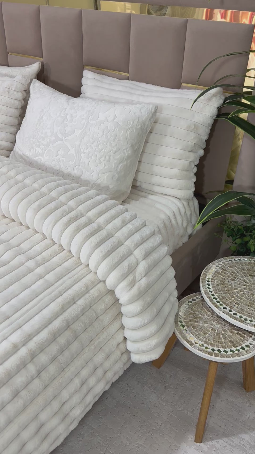 Charger la vidéo : Couette Luxe en Fourrure de Lapin – Fabrication Azyena