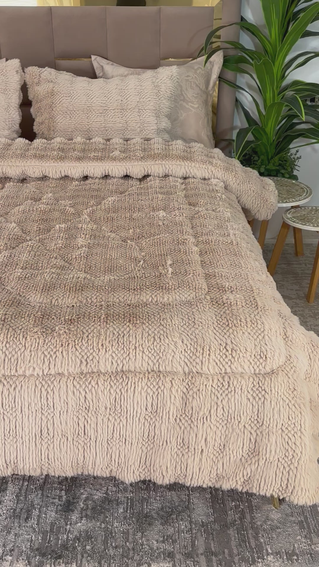 Charger la vidéo : Couette Luxe en Fourrure de Lapin – 5 Pièces