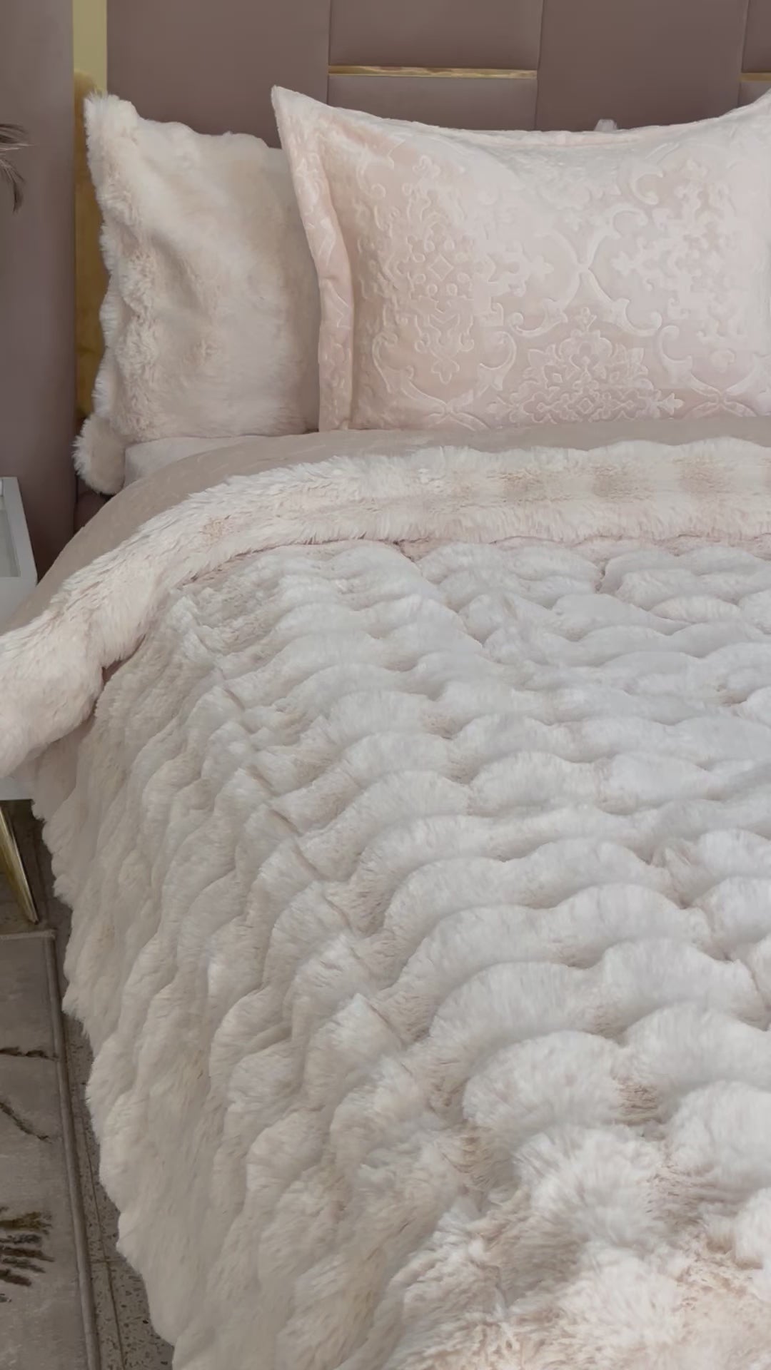 Charger la vidéo : LUX -Ensemble Couette Double face en Fourrure Lapin