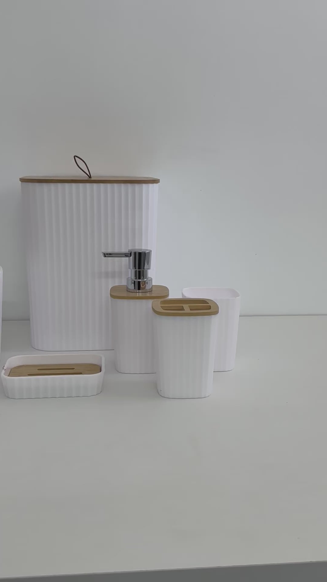 Charger la vidéo : Set d'Accessoires de Salle de Bain 6 en 1 incassable - BLANC