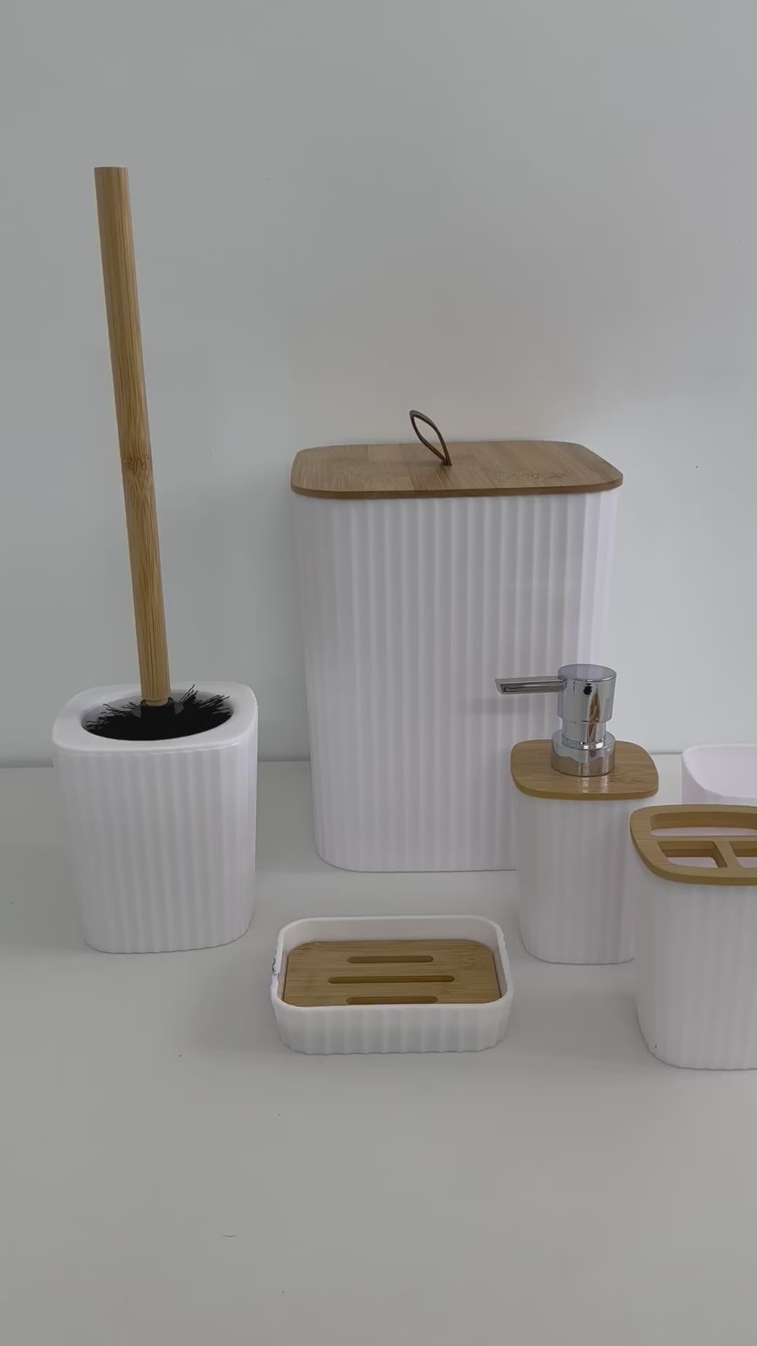 Charger la vidéo : Set d'Accessoires de Salle de Bain 6 en 1 incassable - BLANC