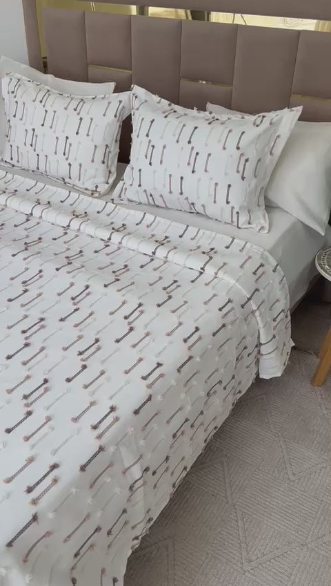 Charger la vidéo : Parure de lit – Coton Kamraya  brodé, 6 pièces avec coffret élégant