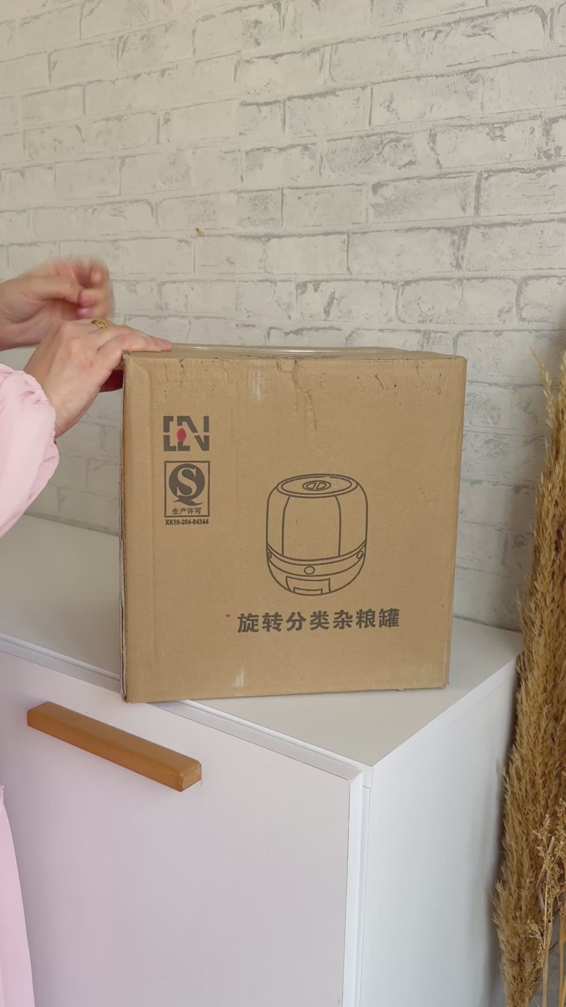 Charger la vidéo : Distributeur Alimentaire de céréales rotatif
